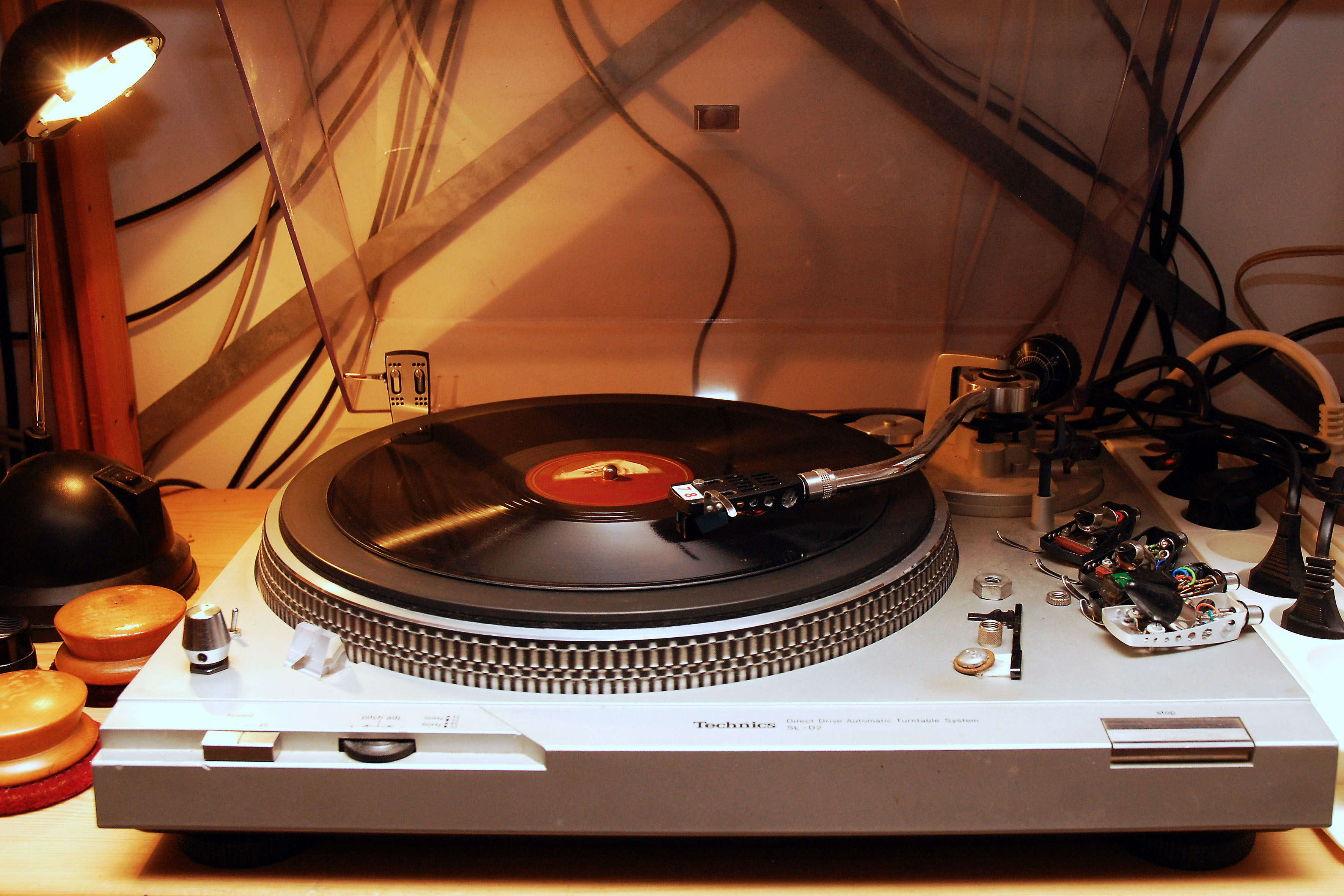 1980'er plast og direkte drev. Ingen audiofil drm, men bemrk modifikationen til venstre - forklaring ved nrbilledet nedenunder