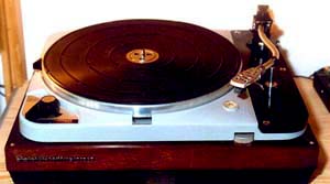 Thorens TD 124-II - her i en version markedsfrt som Beogram 3000, tonearmen er senere opgraderet til Ortofon RS 212